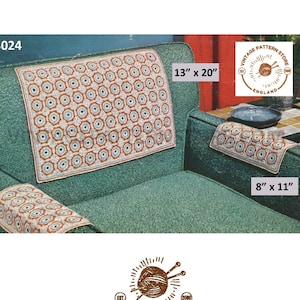 以下が含まれることがあります： ソファと椅子のためのヴィンテージかぎ針編みパターンのセット。パターンには、背もたれカバー（33 cm x 51 cm）とアームレストカバー（20 cm x 28 cm）が含まれており、茶色、白、青の色合いで繰り返される幾何学模様が特徴です。「Vintage Pattern Store England」のテキストが含まれています。