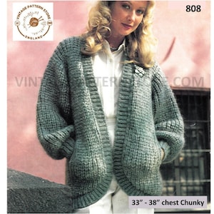 Puede incluir: Un patrón de tejido vintage para un cárdigan grueso y abierto en tonos gris-verdosos. El patrón incluye medidas para un contorno de pecho de 84-96 cm. La imagen también incluye el texto "Vintage Pattern Store England".