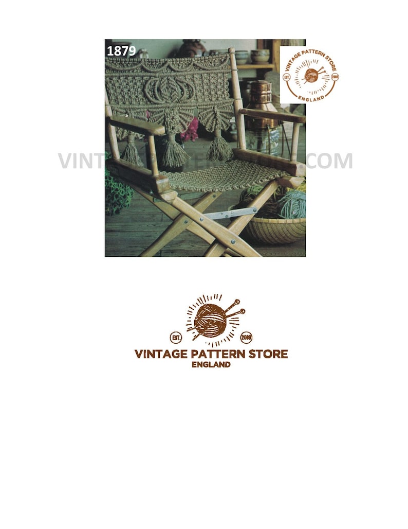 Op de afbeelding: Een bruine houten regisseursstoel met een macram&eacute; zitting en rugleuning. De stoel is versierd met kwastjes. De afbeelding bevat de tekst "1879" en een logo voor "Vintage Pattern Store, England".