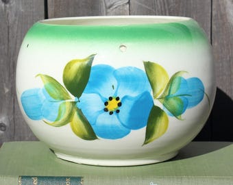 Maceta vintage, pintada a mano con motivos florales, arte popular mexicano, maceta colgante redonda, hibisco, colores primaverales.