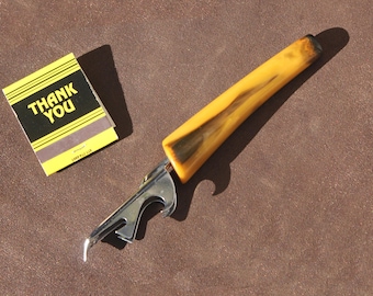 Herramienta vintage Trav-L-Bar: abrebotellas y latas de baquelita con color caramelo