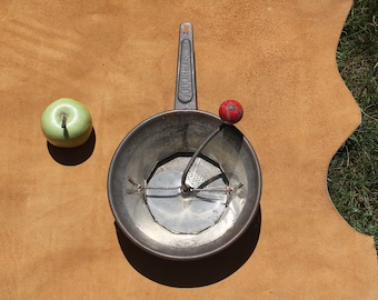 Molino de legumbres Moulin vintage. Francia n.° 2, utensilio de cocina vintage, mango rojo, estilo castillo.