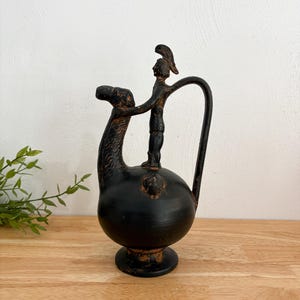 Vintage Griekse revival aardewerk kan, krijger figuurschip, zwarte terracotta decoratieve kan, geïnspireerd op mythologie