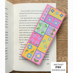 Op de afbeelding: Handgemaakte bladwijzer met een roze achtergrond en kleurrijke bloemmotieven. De bladwijzer is rechthoekig en heeft een patchworkpatroon met blauwe, gele en groene bloemen. De tekst "INSTANT PDF DOWNLOAD" is zichtbaar.