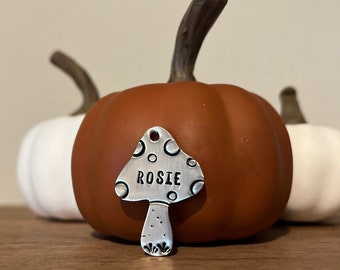 Placa de identificación de seta - Placa de identificación para mascotas, placa para perros, placa estampada a mano, placa personalizada, placa de otoño, placa de hongo