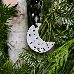 Moon Dog - Pet ID Tag, Dog Tag voor honden, Hond Naam Tag, Gepersonaliseerde Huisdier Gift, Moon Pet Tag, Hemelse Pet Name Tag, Maanvormige hond Tag