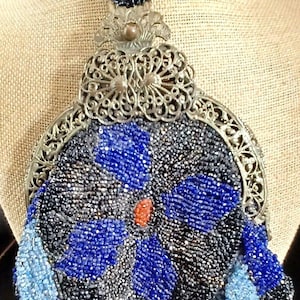 Un exquisito bolso de mano victoriano con cuentas hechas a mano en hermosos colores con un marco ornamentado de filigrana en color bronce n.° 474