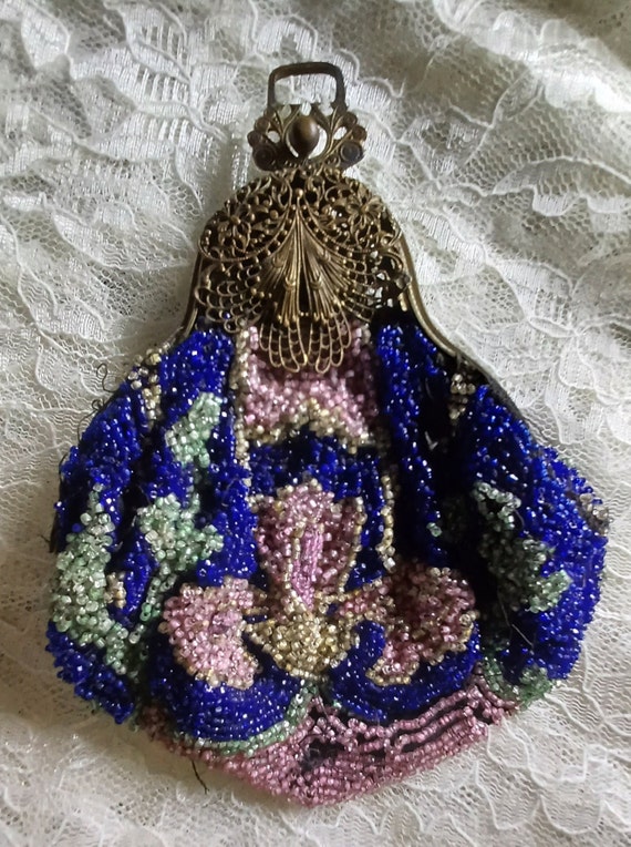 Early 1900-1910 glass beaded purse with a intricat