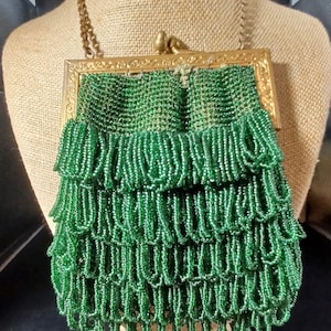 Cartera de estilo Art Déco de color verde esmeralda con cuentas, hileras de flecos en forma de bucle y marco dorado en relieve con asa de cadena n.° 514