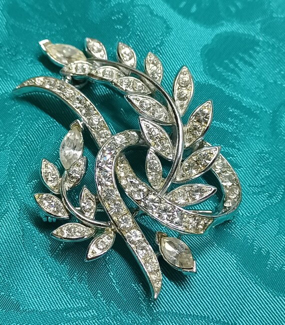 Lisner Silvertone Clear Rhinestone Leaf Brooch Wi… - image 10