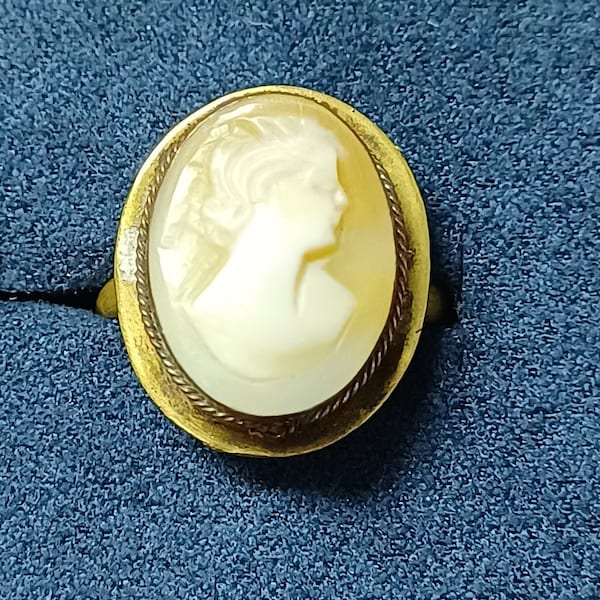 Antique Victorian Carved Shell Cameo Ring Hallarked 750 aka 18 kt gold. #274