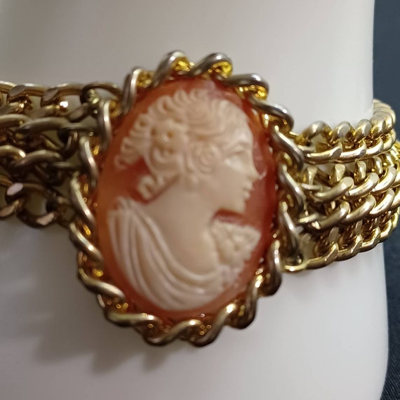 Vintage Shell Carved Cameo Bracelet In A Oval Gol… - image 1