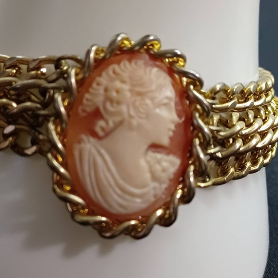 Vintage Shell Carved Cameo Bracelet In A Oval Gol… - image 3