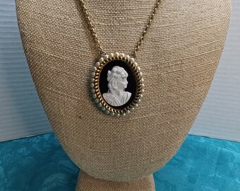 A lovely Victorian style oval shaped cameo necklace framed with pretty faux pearls around the goldtone frame. # 312