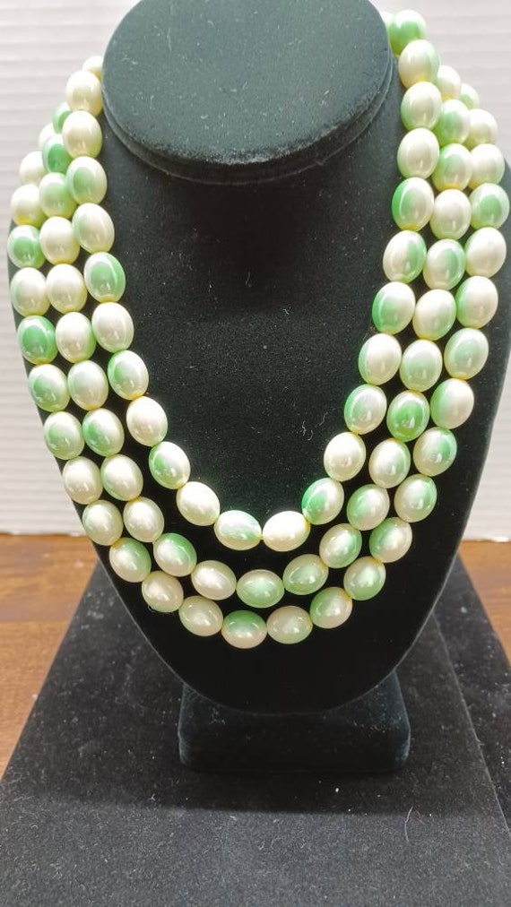 A fantastic vintage necklace with green and white 