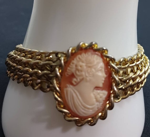 Vintage Shell Carved Cameo Bracelet In A Oval Gol… - image 2