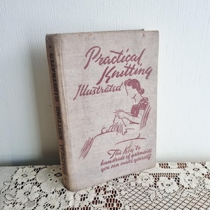 Könnte beinhalten: Ein Satz von drei Keramik-Nistschalen in abgestuften Größen. Die Schalen sind weiß mit einer gesprenkelten, strukturierten Oberfläche und einem leicht ausgestellten Rand. Die größte Schale hat einen Durchmesser von etwa 20 cm.