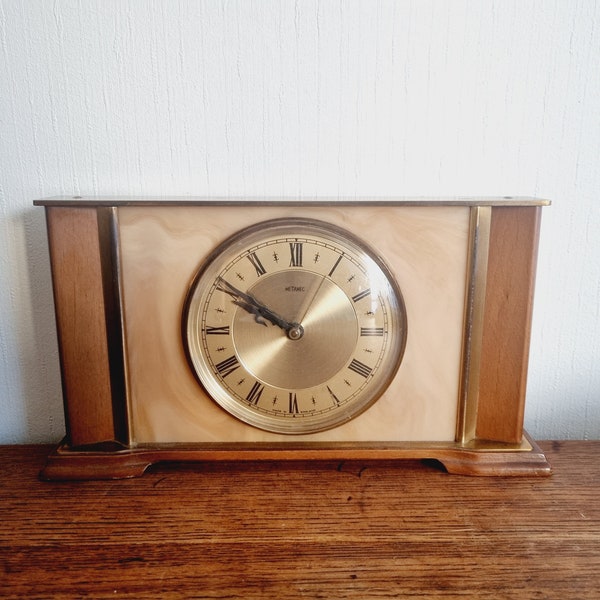 pendule de cheminée Metamec vintage avec cadre en bois, horloge rétro fonctionnelle.