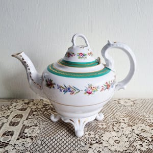 Antike große Fuß-Teekanne mit Blumendekor