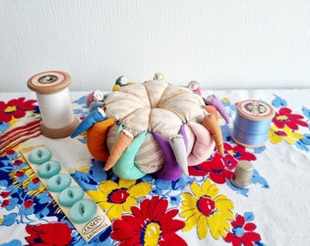 ガラスのヘッドピンが付いたヴィンテージアンティークピューター製豚の