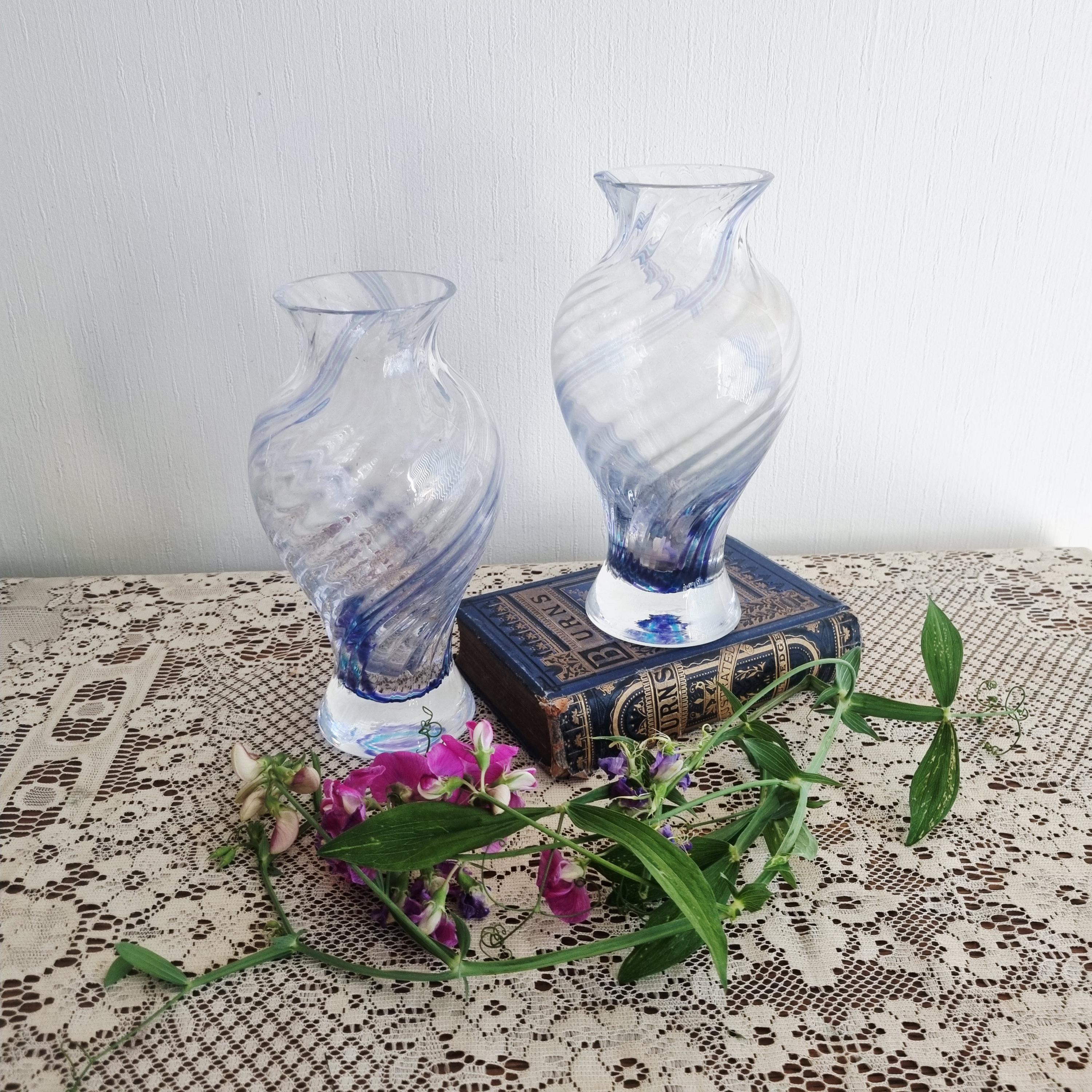 渦巻き形状のガラス花瓶 紫色の渦巻き模様のケイスネスガラスの花瓶2個 - Etsy 日本