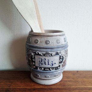 "Große Vintage Steingutdose ""Reis"" von Gesetzlich Geschutzt."