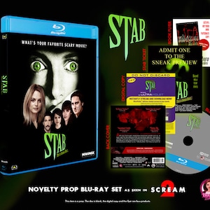 Könnte beinhalten: Ein Requisiten-Blu-ray-Set aus dem Film "Scream 2" mit dem Film "Stab". Das Set enthält eine Blu-ray-Hülle, eine Disc, ein Ticket, einen Flyer und eine digitale Kopie. Die Hülle zeigt eine Nahaufnahme eines Gesichts mit grünen Augen.