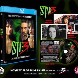Puede incluir: Un set de Blu-ray de utilería para "Stab 3: Return to Woodsboro". La caja del Blu-ray es negra con el título de la película en rojo y verde. La parte delantera presenta imágenes del elenco. Incluye un disco e imágenes adicionales.
