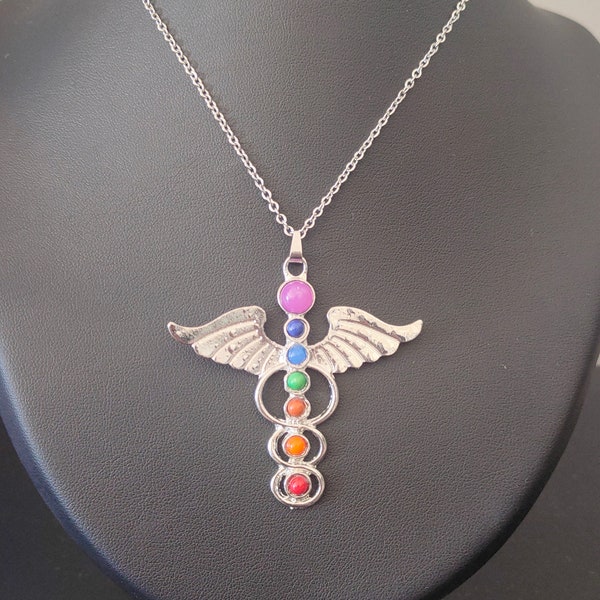 Collier femme couleur des 7 chakras arc en ciel, pendentif zen méditation, bijou ailes d' anges argenté.