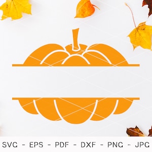 Puede incluir: Diseño de calabaza naranja con una sección dividida para texto o monograma. La imagen incluye los tipos de archivo: SVG, EPS, PDF, DXF, PNG y JPG. Hojas de otoño dispersas alrededor de la calabaza sobre un fondo blanco.