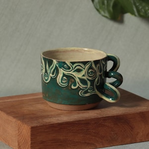 Handmålad keramisk mugg – mystiska virvlar, onda ögat-design, udda handtag