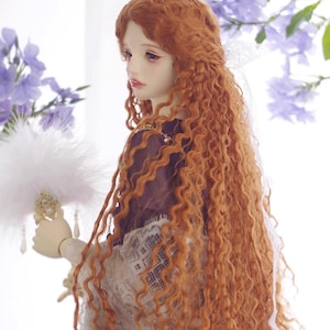 Puede incluir: Una muñeca con largo cabello rizado color rojizo y rasgos delicados. La muñeca viste un vestido morado oscuro con cuello de encaje blanco y sostiene un abanico de plumas blancas. Flores moradas en el fondo.