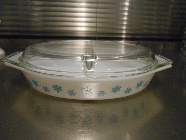 Pyrex Snowflake Divided Casserole with Lid