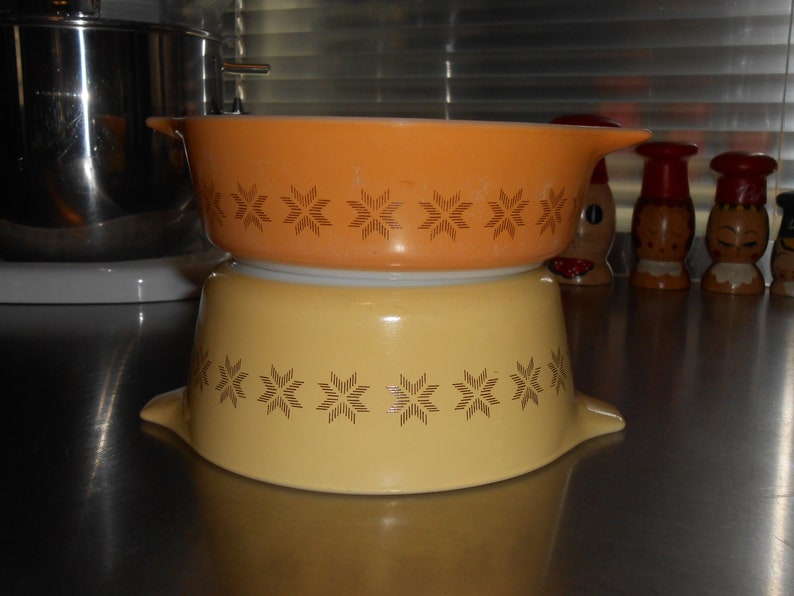 Pyrex #471 and #472 Town and Country casserole dishes