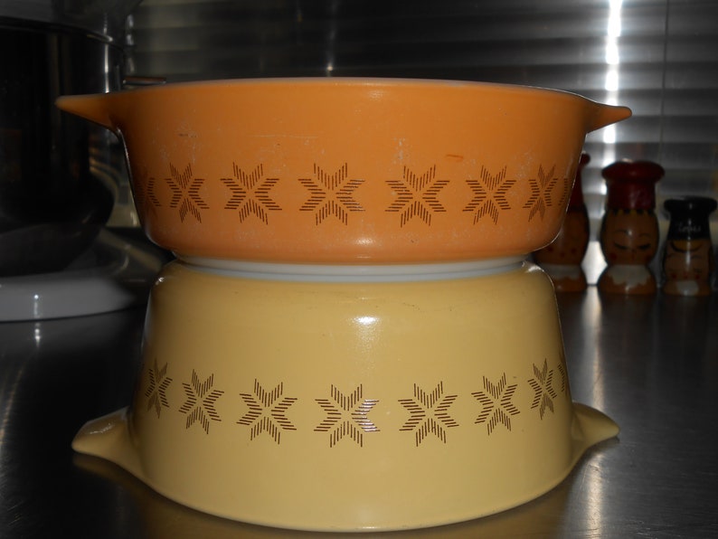 Pyrex #471 and #472 Town and Country casserole dishes