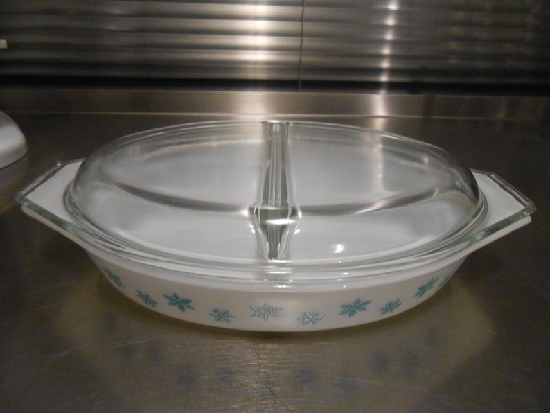 Pyrex Snowflake Divided Casserole with Lid