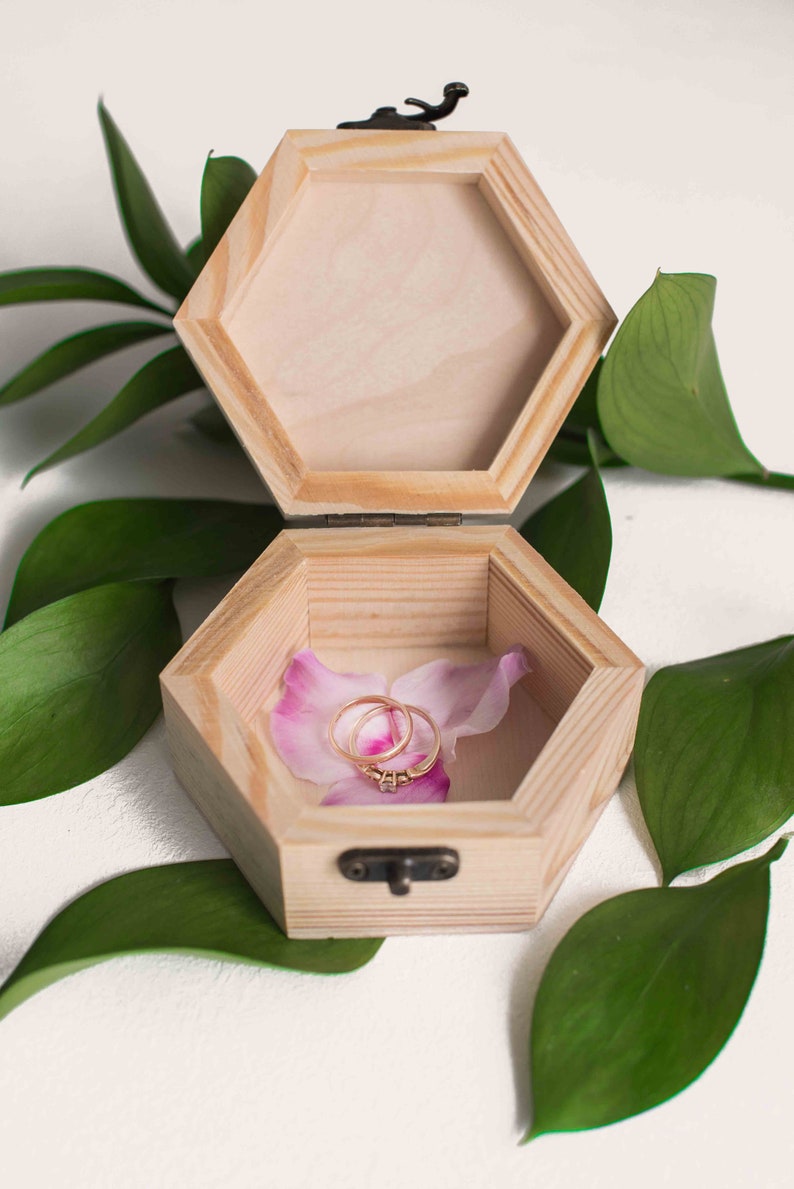 Handmade Rustic Geometric Wooden Ring Box Modern Wedding Jewelry Personalized Hexagon Ring Box Custom Decoration Vintage Ring Box