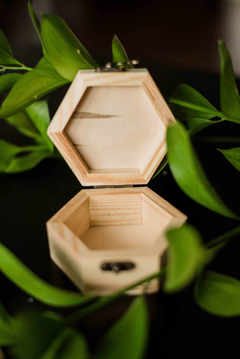 Handmade Rustic Geometric Wooden Ring Box Modern Wedding Jewelry Personalized Hexagon Ring Box Custom Decoration Vintage Ring Box