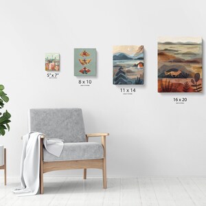 Puede incluir: Cuatro impresiones art&iacute;sticas en lienzo de varios tama&ntilde;os se exhiben en una pared blanca. Las impresiones presentan ilustraciones de un paisaje urbano, polillas, un paisaje con una casa y un paisaje con un zorro. Los tama&ntilde;os son 12,7 cm x 17,8 cm, 20,3 cm x 25,4 cm, 27,9 cm x 35,6 cm y 40,6 cm x 50,8 cm.