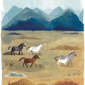 Puede incluir: Pintura a la acuarela de un paisaje con una manada de caballos. Los caballos son de varios colores, incluyendo gris, marr&oacute;n y blanco, y corren por un campo. Monta&ntilde;as azules en el fondo.