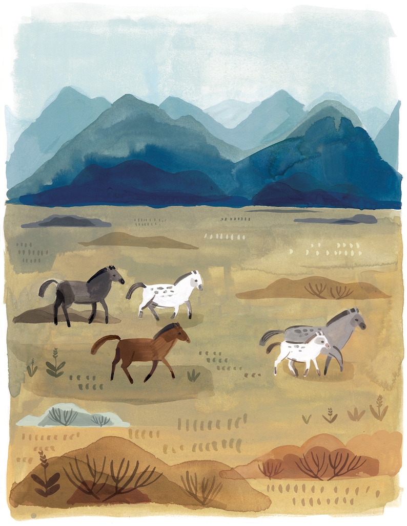 Puede incluir: Pintura a la acuarela de un paisaje con una manada de caballos. Los caballos son de varios colores, incluyendo gris, marr&oacute;n y blanco, y corren por un campo. Monta&ntilde;as azules en el fondo.