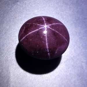 Cabujón de granate estrella de 6 rayos, color rojo púrpura intenso: gema ovalada, 79,5 ct