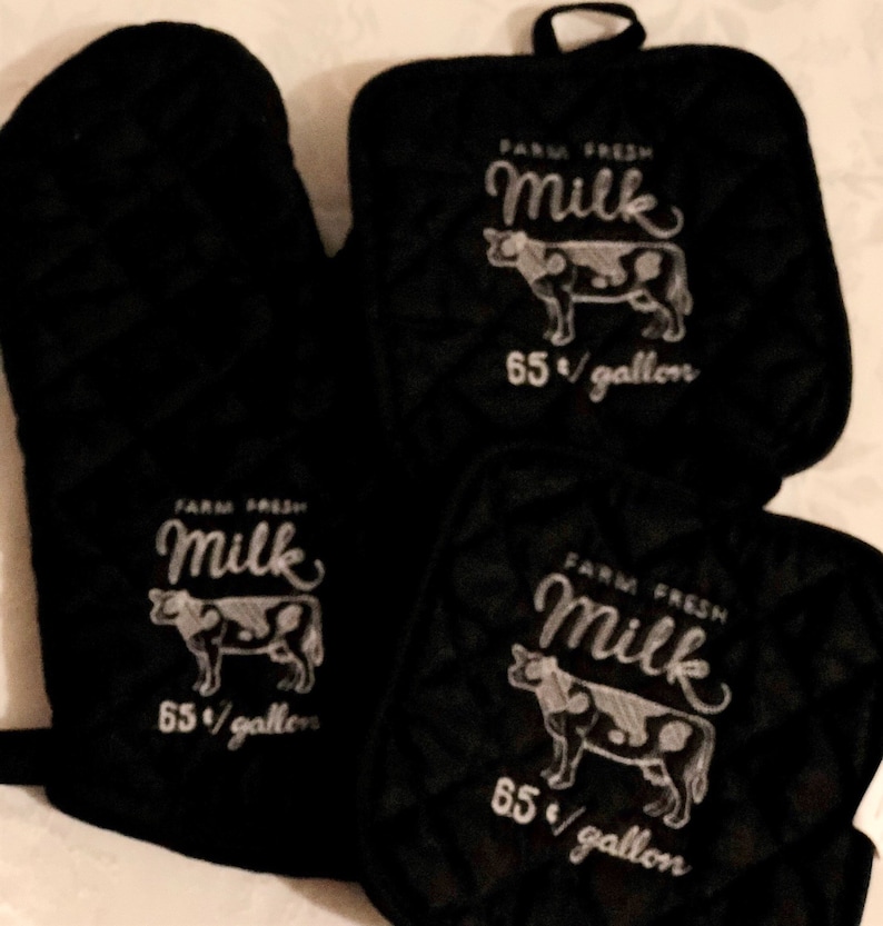 Country Style Set of 2 Kitchen Canvas Embroidery Cotton Quilted Oven Mitt Glove