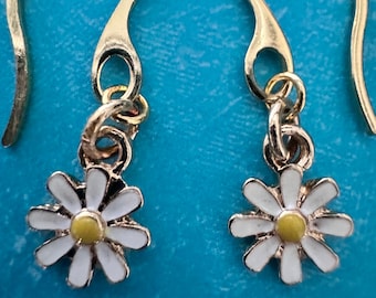 Daisy Earrings Flower Dangle Earrings White Daisies Drop Earrings Minimalist Jewelry Dainty Daisy Earrings