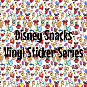 Op de afbeelding: Een witte achtergrond met een herhalend patroon van kleurrijke Disney-snacks, waaronder Mickey Mouse-oren, popcorn-emmers, cupcakes en ijshoorns. De tekst "Disney Snacks Vinyl Sticker Series" staat in het midden van de afbeelding.