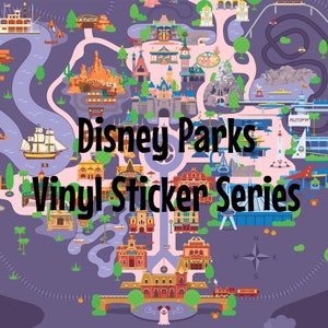 Può includere: Un design colorato in stile mappa con varie attrazioni dei parchi Disney. Il testo "Disney Parks Vinyl Sticker Series" è ben visibile. Il design include una rosa dei venti e un fantasma.