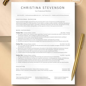 Peut inclure: Un modèle de CV blanc avec du texte noir intitulé Christina Stevenson, comprenant des sections pour le profil professionnel, l'expérience, la formation et les compétences. Un stylo doré est posé à droite et une pince dorée en haut à gauche.
