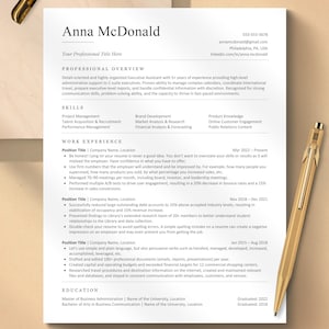 Op de afbeelding: Een professioneel cv voor Anna McDonald, met haar contactgegevens en een overzicht van haar ervaring als Executive Assistant. Het cv benadrukt vaardigheden, werkervaring en opleiding. Een gouden pen is zichtbaar.