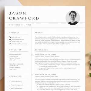 Może przedstawiać: Czarno-biały szablon CV z profesjonalnym zdjęciem mężczyzny. CV zawiera dane kontaktowe, wykształcenie, doświadczenie zawodowe i kluczowe umiejętności. Tekst w CV jest w prostym, nowoczesnym kroju pisma.