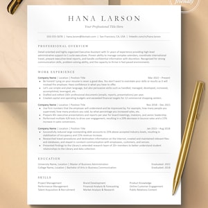Könnte beinhalten: Eine weiße Lebenslaufvorlage für Hana Larson mit schwarzem Text, strukturierten Abschnitten für berufliche Übersicht, Berufserfahrung, Ausbildung und Fähigkeiten, einem ATS friendly Abzeichen und einem goldenen Stift auf beigem Untergrund.